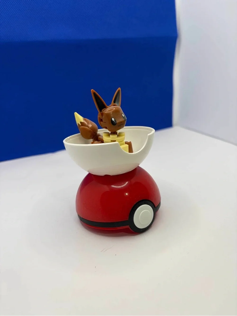 Pokémon Eevee Buildable Figure in Poké Ball Display Toy